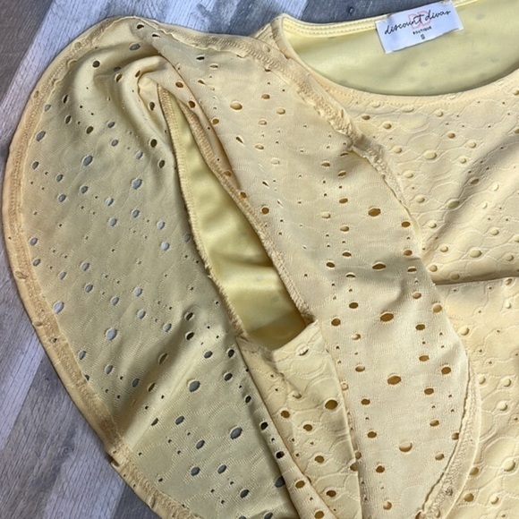 PALE yellow eyelet short sleeve blouse. Flutter sleeves. Lightly lined. Small - Picture 6 of 10